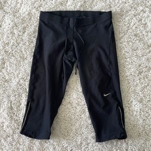 Nike women’s cropped leggings size medium